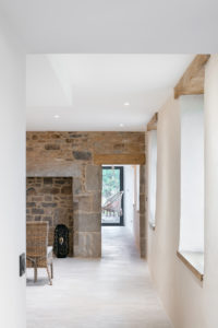 Intérieur maison blanc bois pierre