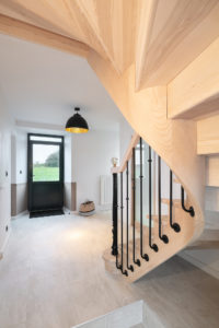 Escalier en bois porte d'entree