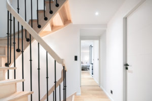 Escalier en bois et couloir