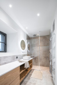 Salle de bain moderne bois et blanc