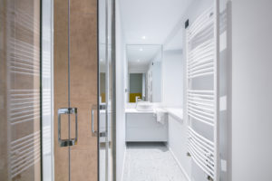 Design salle de bain blanc marron