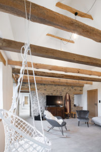 Intérieur pierres, bois et blanc