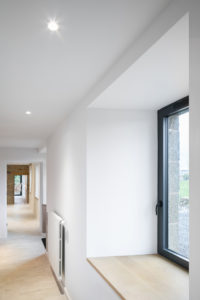 Rénovation longère bois et blanc