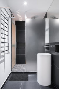 Salle de bain moderne noir et blanc