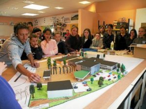 Eleves de college, professeur de technologie et architecte