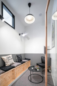 Espace de coworking bois blanc gris noir