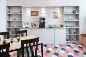 Cuisine colorée espace de coworking