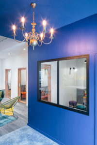 Murs bleus et chandelier