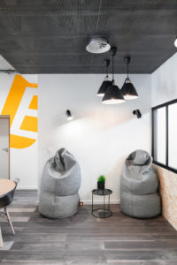 Poufs espace de coworking Lannion