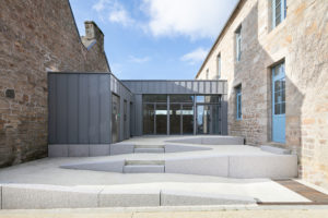 Bâtiment contemporain zinc pierres