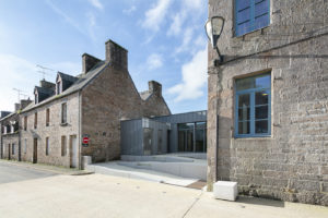 Bâtiment contemporain zinc pierres