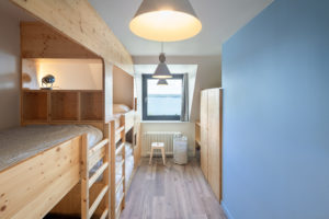 Chambre bleu, blanc, bois