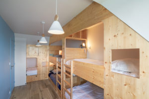 Chambre 5 lits - bleu, blanc, bois