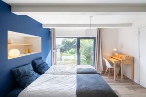 Chambre bleu, blanc, bois à Trébeurden