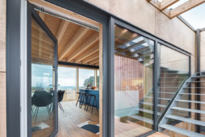 maison sur pilotis, mur rideau