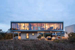 maison sur pilotis, mur rideau